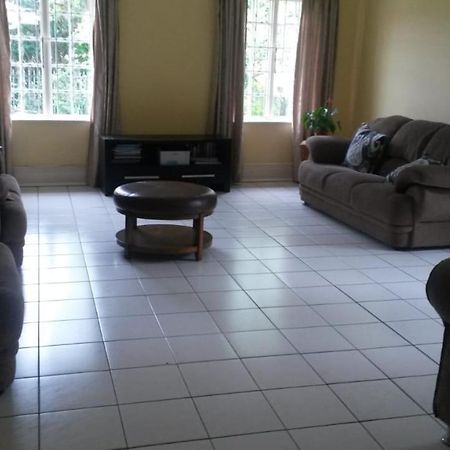 The Crescent Guesthouses - Bnb/Self Catering เดอร์บัน ภายนอก รูปภาพ