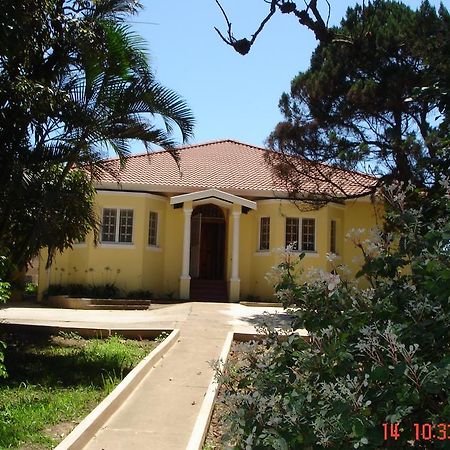 The Crescent Guesthouses - Bnb/Self Catering เดอร์บัน ภายนอก รูปภาพ