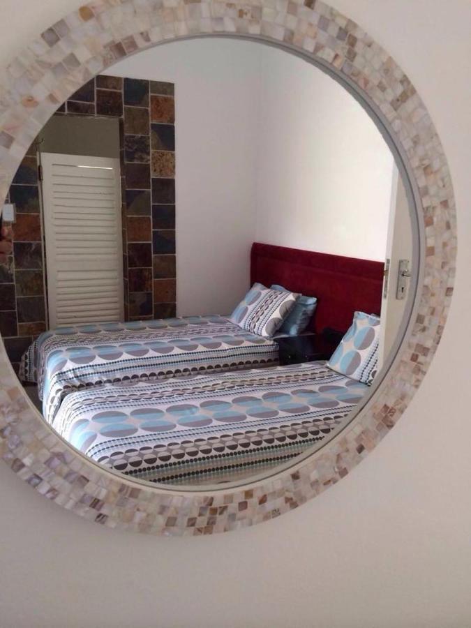 The Crescent Guesthouses - Bnb/Self Catering เดอร์บัน ภายนอก รูปภาพ