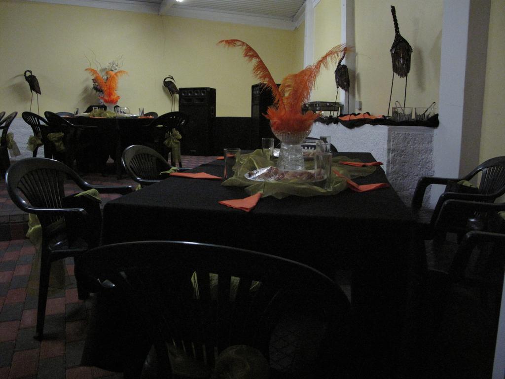 The Crescent Guesthouses - Bnb/Self Catering เดอร์บัน ภายนอก รูปภาพ