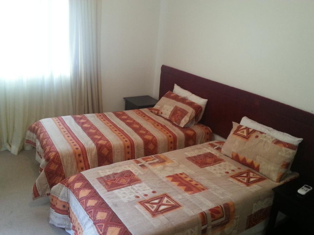 The Crescent Guesthouses - Bnb/Self Catering เดอร์บัน ภายนอก รูปภาพ