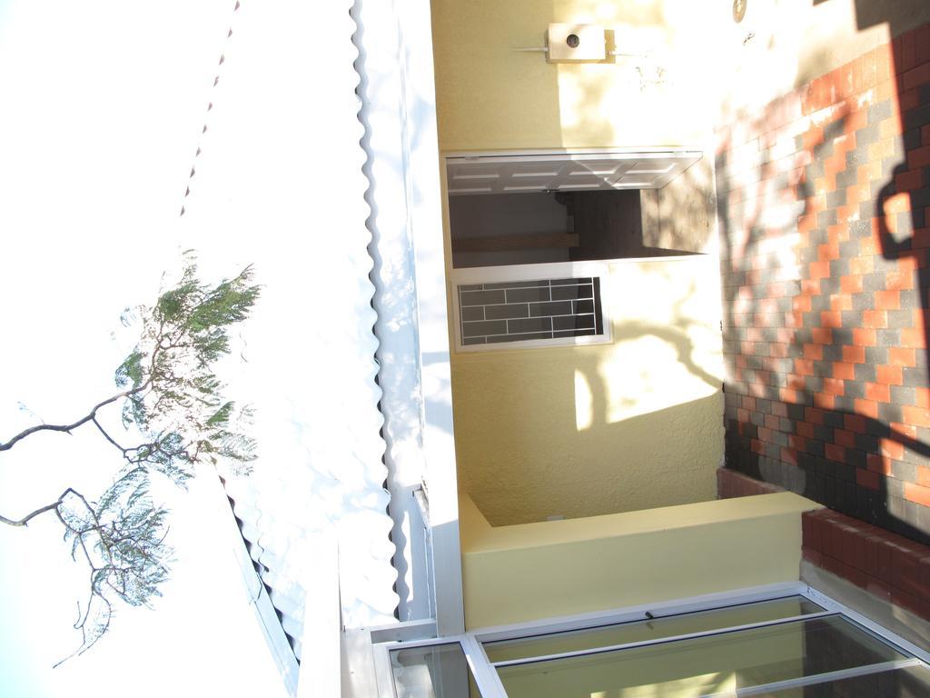 The Crescent Guesthouses - Bnb/Self Catering เดอร์บัน ภายนอก รูปภาพ
